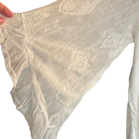 Torrid Flocked Mesh Crew Neck Bell Sleeve Top Size 00 White Blouse NWT - Picture 3 of 10